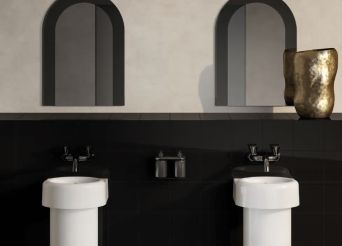 Double washbasin with mirrors.